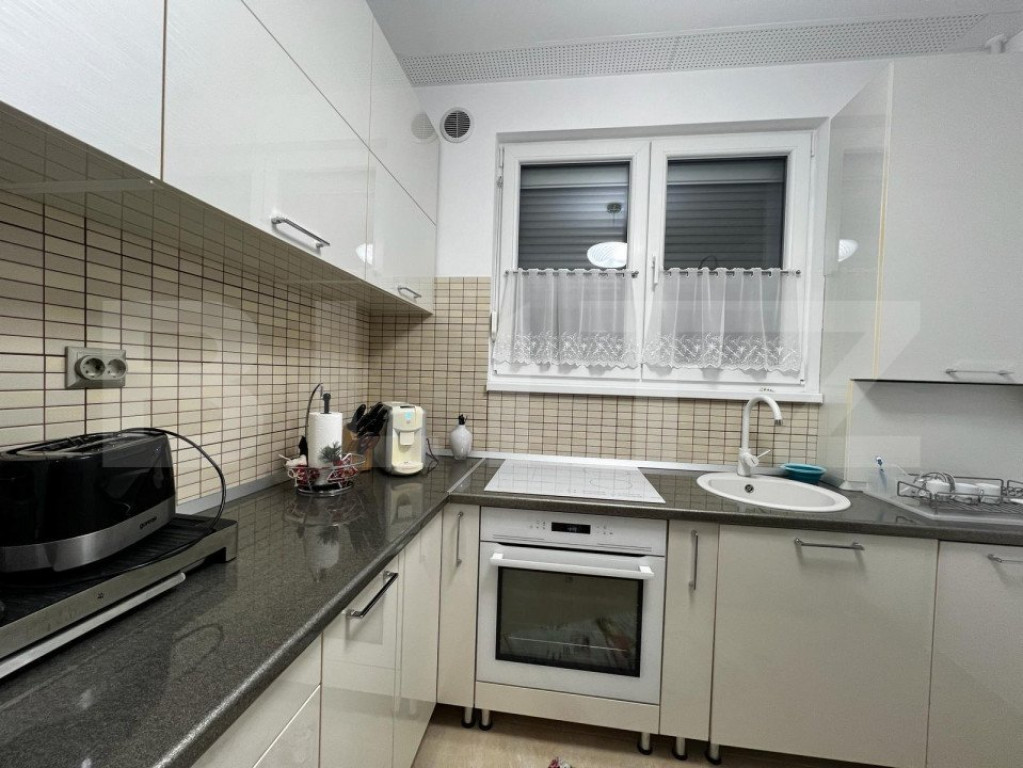 Apartament modern cu 2 camere, balcon generos și loc de par