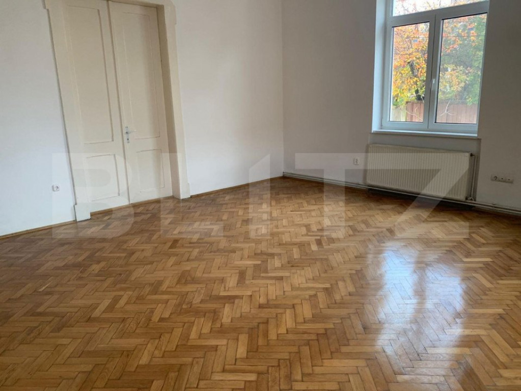 Spatiu cu 3 camere, 200 mp, zona Centrala