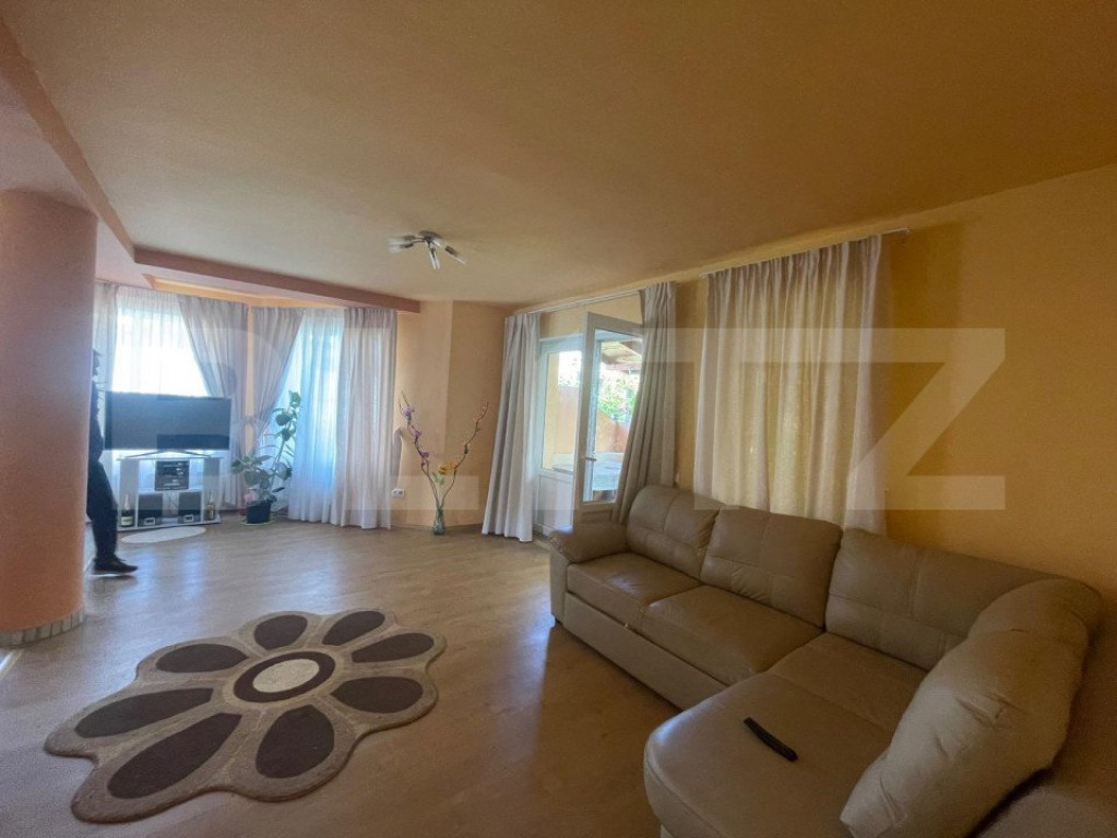 Casă de vânzare 5 camere, cu o suprafață 250 mp, zonă l