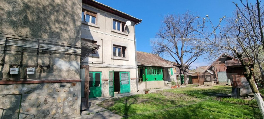 Casa P+2 cu 2 spatii comerciale la parter, in Sebes