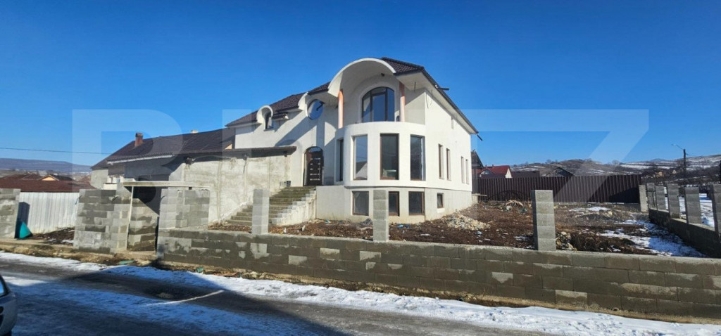 Casă modernă și spațioasă, 364mp, construită în 2020