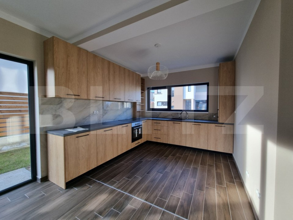 Casa 4 camere, 139mp, curte, terasa, 3 parcari, ansamblu pri