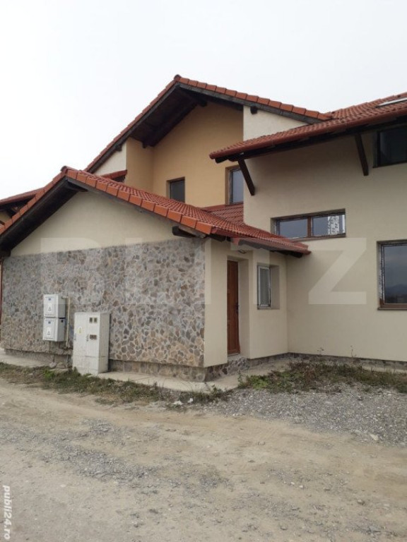 Casa pe Două Niveluri în Sanpetru, 154 mp