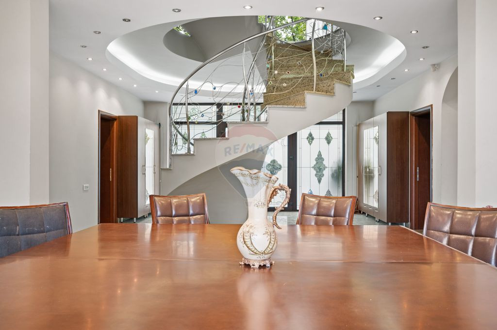 Vilă S+P+2+M cu vedere la lac și pădure, ideală pentr...