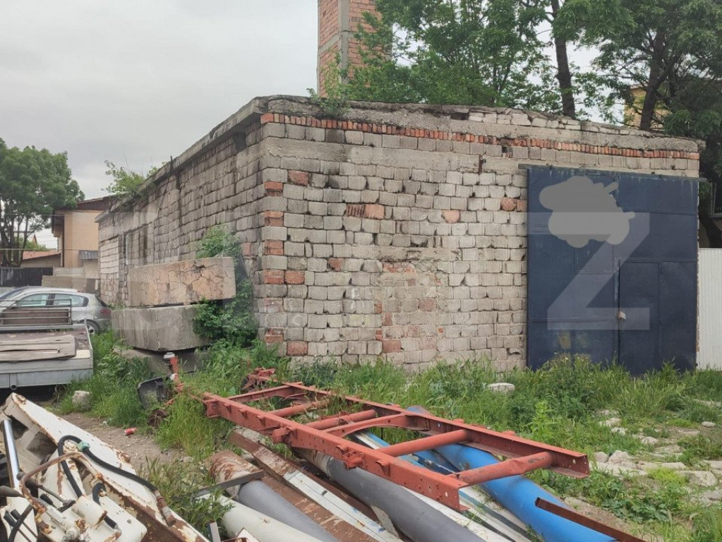 Teren 636 mp , front 21 m , hală demolabilă , zona Brestei