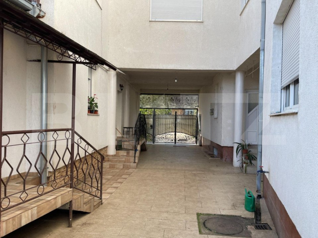 Casa cu 7 camere, 405 mp, in zona Decebal