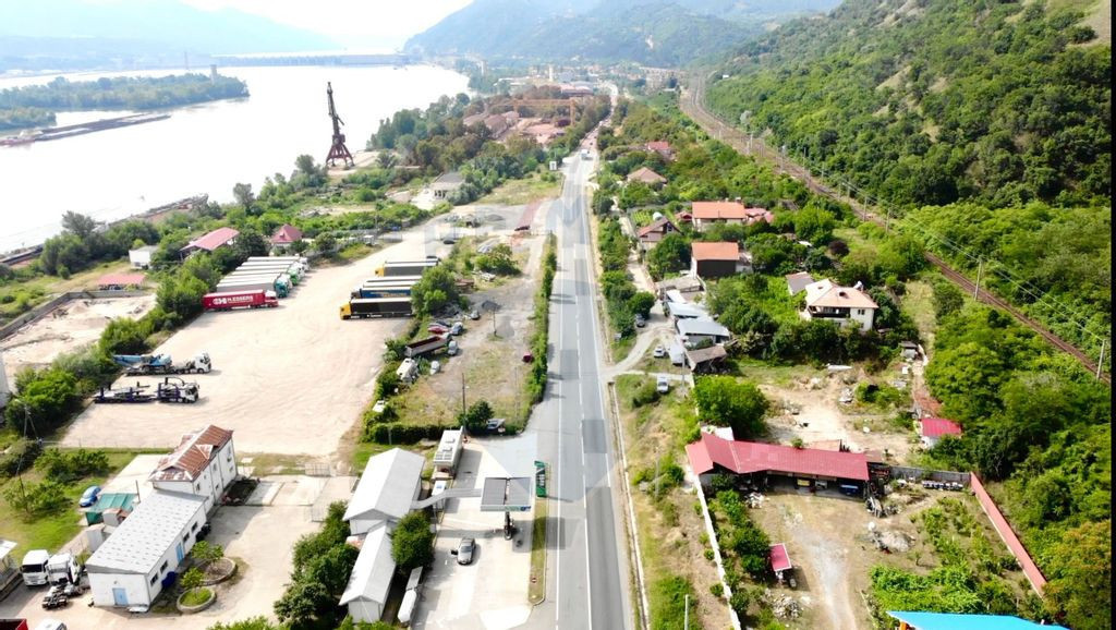 Teren comercial / industrial, de vanzare in zona Portile ...