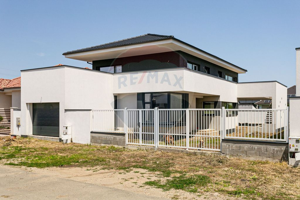 Casă Noua 5 camere de vânzare str. Constitutiei-Comisio...