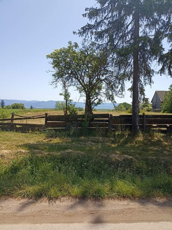 De vânzare teren intravilan în sat Let.