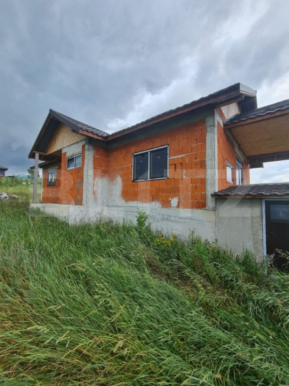 Casa la rosu, 800 mp de teren etravilan, zona Valea Fanatelo