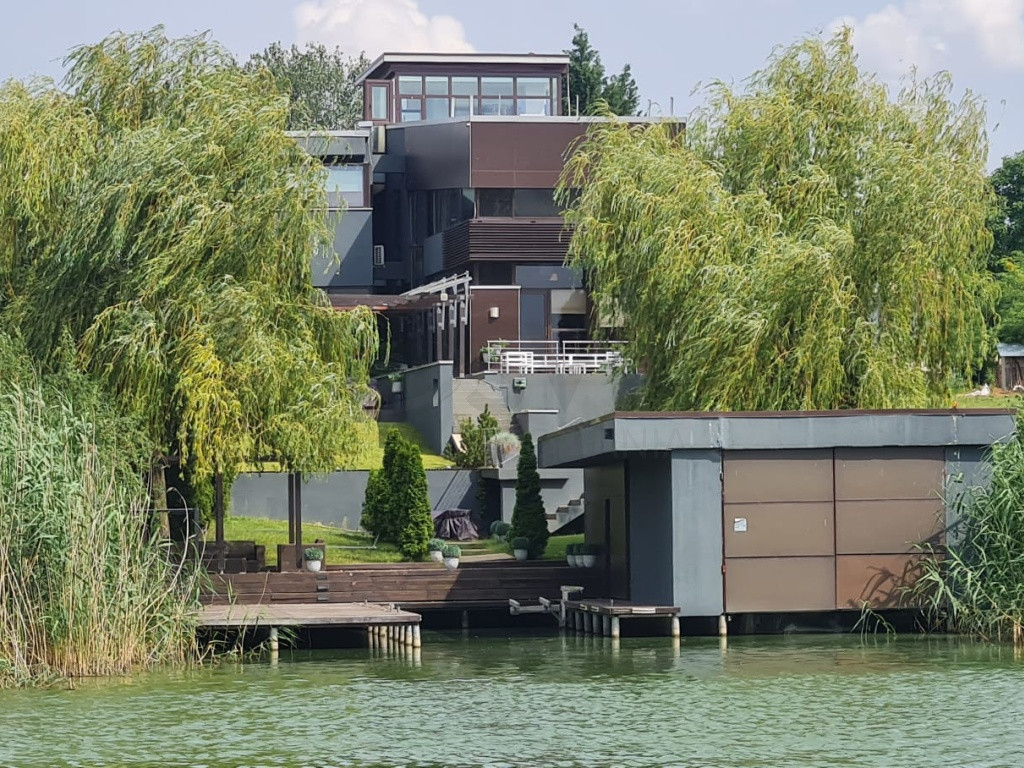 Vila luxurianta la lac cu ponton si casa de barca Snagov