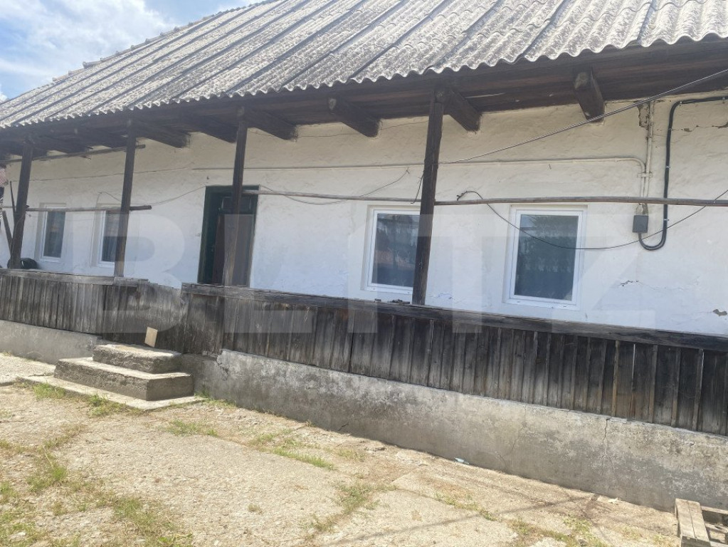 Casa traditionala + teren 2100 mp - Gura Humorului