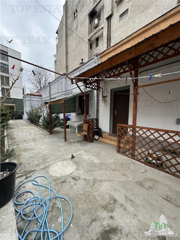 Casa cu 2 camere si mansarda, curte comuna, zona Calea Victo