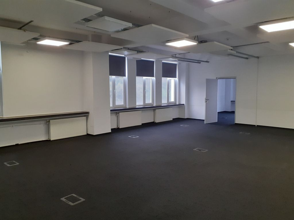 Cladire de birouri langa metrou Republica