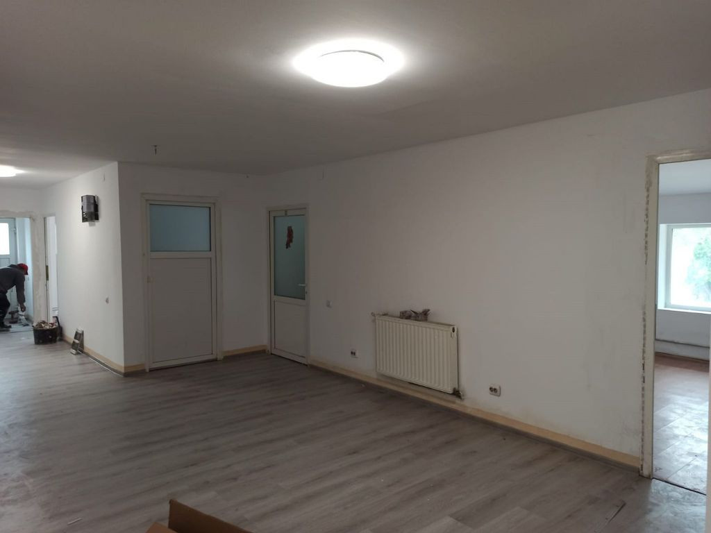 Spatiu, supr 11 mp, 1 minut metrou, pentru birou/cursuri/...