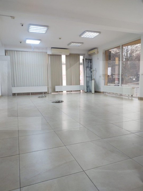 Spatiu comercial, 110 mp, parcare, vitrina la strada, zona I