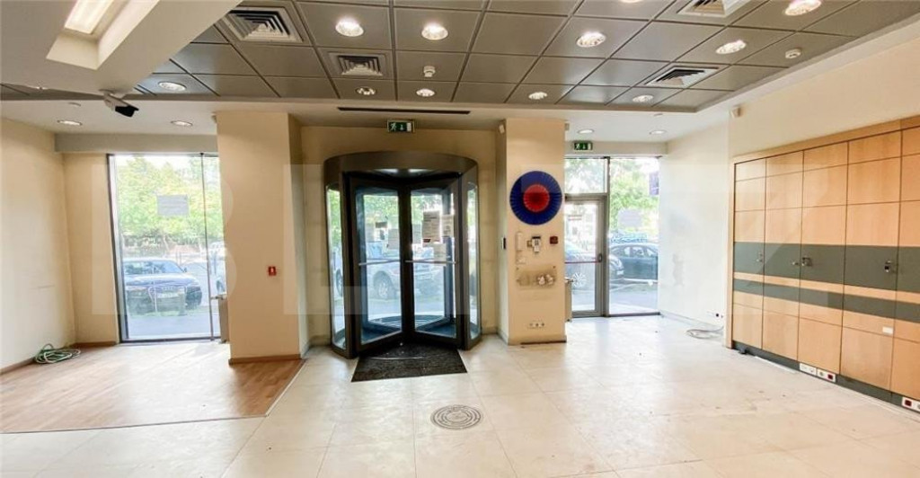 Oportunitate! Spatiu comercial cu vitrina de 12m, 130 mp, zo
