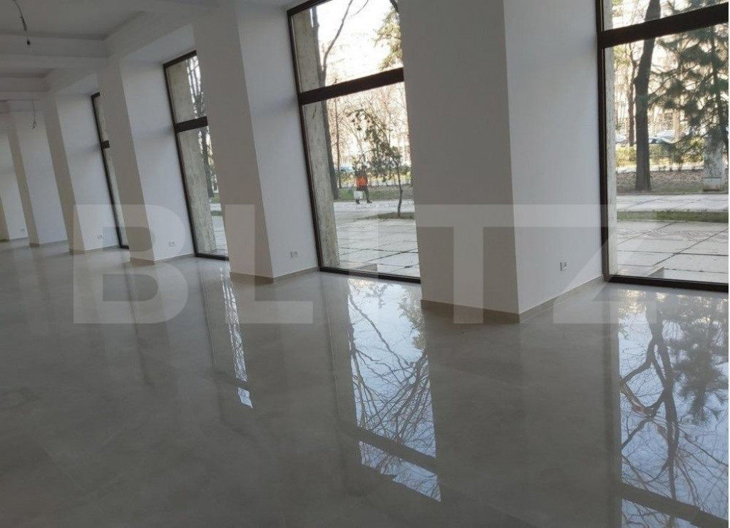 Spatiu comercial stradal, 230 mp, vad pietonal, zona Unirii