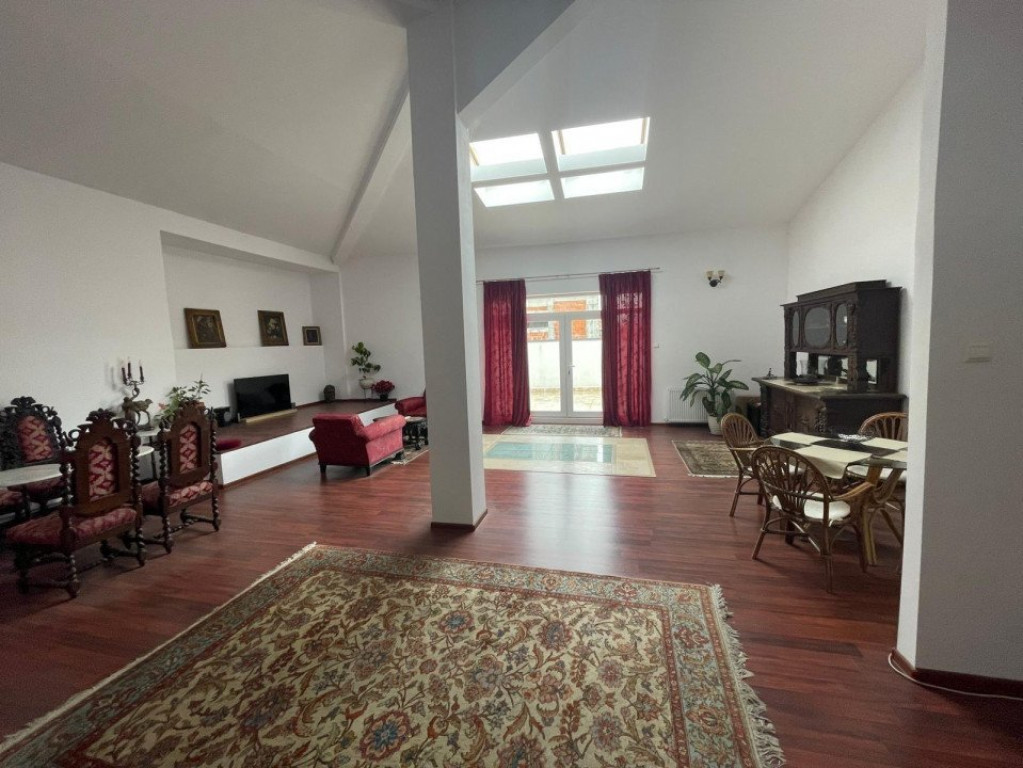 Casa 7 camere, 350 mp utili, 150 mp curte, zona Premium a Bu