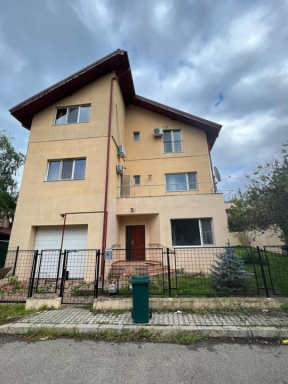 Vila deosebita cu 9 camere, 300mp, zona Jolie Ville- PIPERA