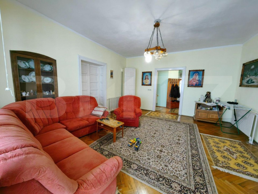 Conac boieresc, 4ha de teren și clădire pretabilă pentru