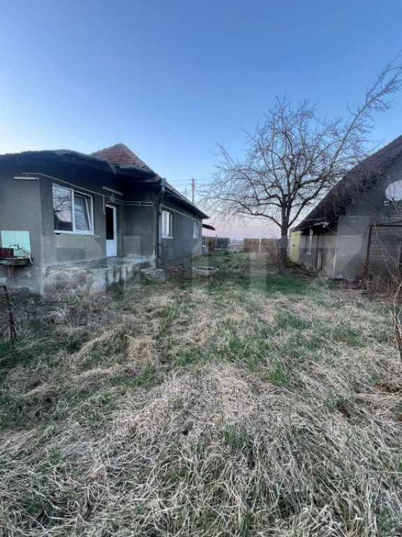 Casa renovabila cu 3 camere, teren generos de 1350 mp, Jucu