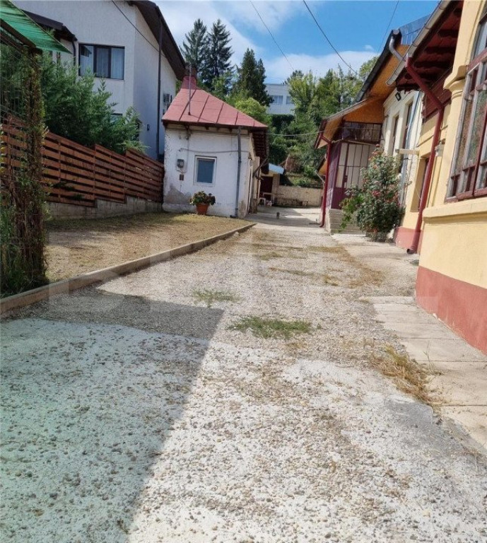 Teren de 1200 mp, Ultracentral