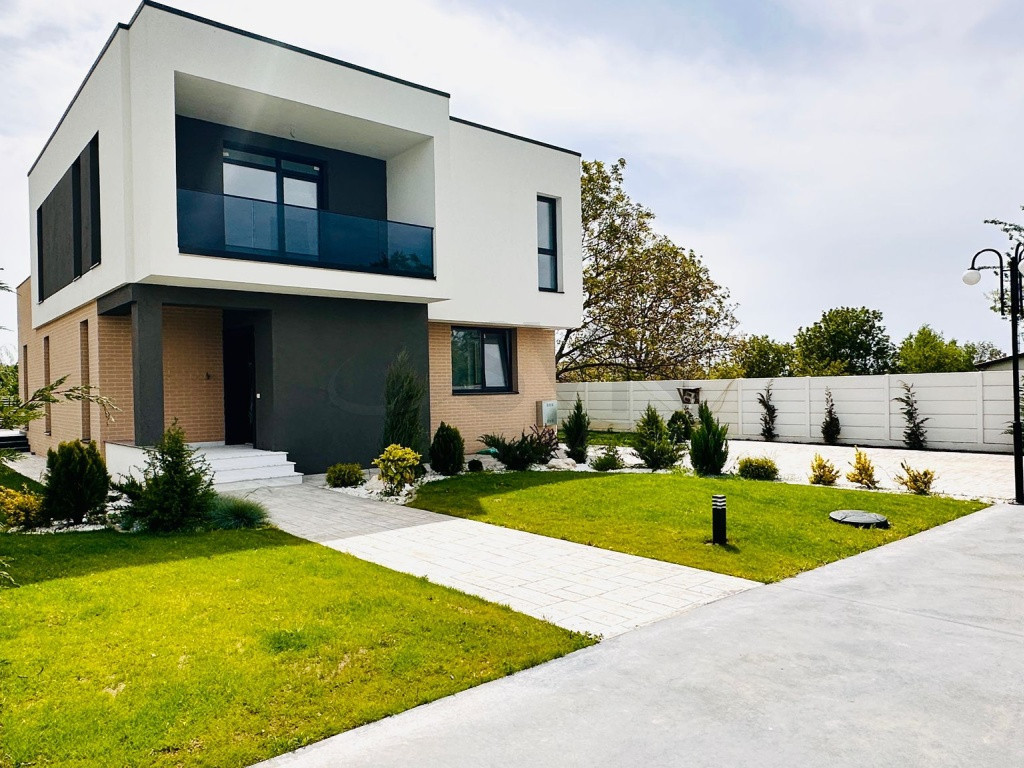 Vila cu panouri fotovoltaice si pompa de caldura