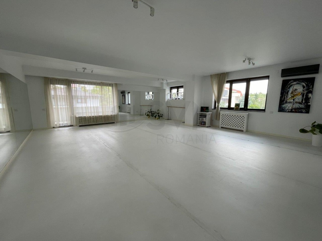 Domenii - Vila impunatoare aproape de Biserica Casin