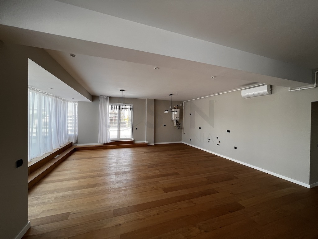 Apartament spatios cu 3 terase