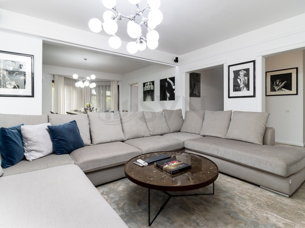 Vila cu piscina 2000 mp teren in Corbeanca