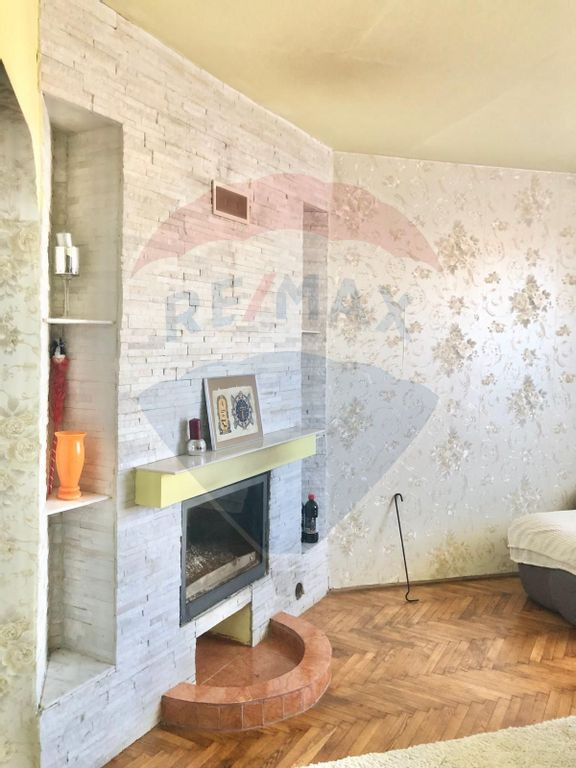 Casă / Vilă cu 8 camere de vânzare în zona Nord-Est