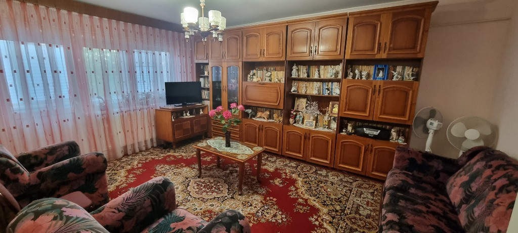 Apartament 4 camere et. 4 din 4 zona A a orasului Alexandria