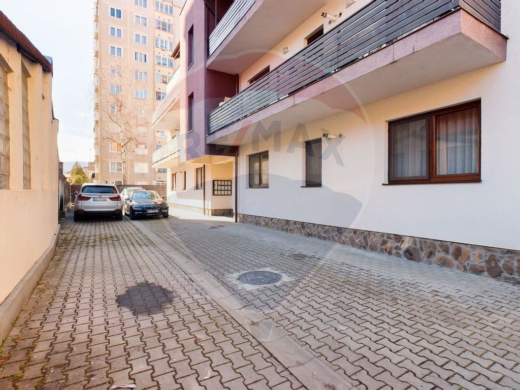 Apartament de inchiriat cu 2 camere+parcare in curte, blo...