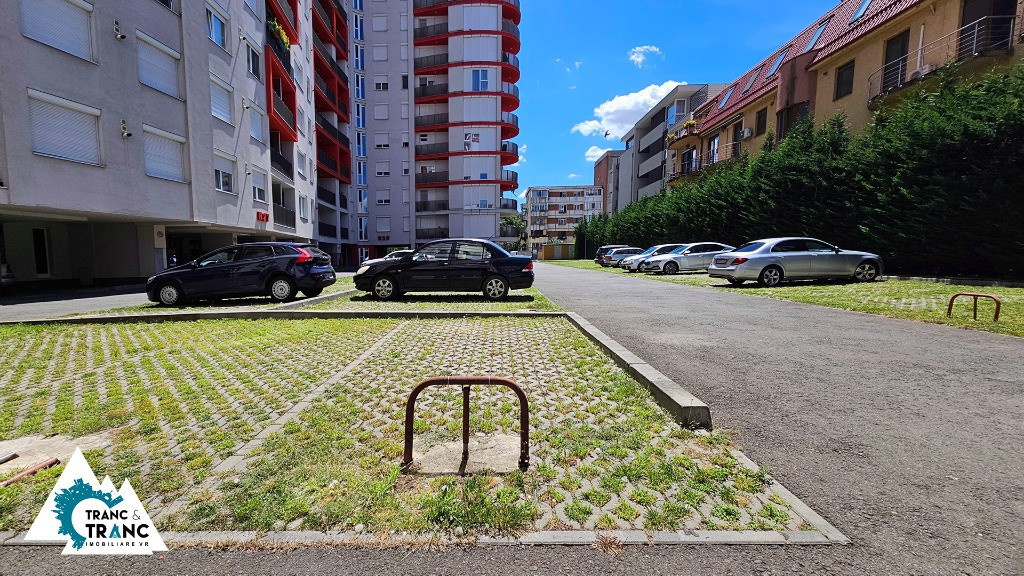 Parcare privata, ingradita, la blocurile Ared din Micalaca