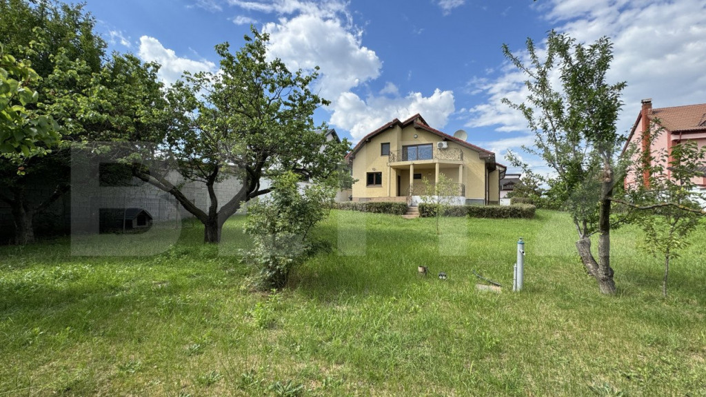 Casă S + P + M de 333 mp utili, cu 2.040 mp teren, front 26