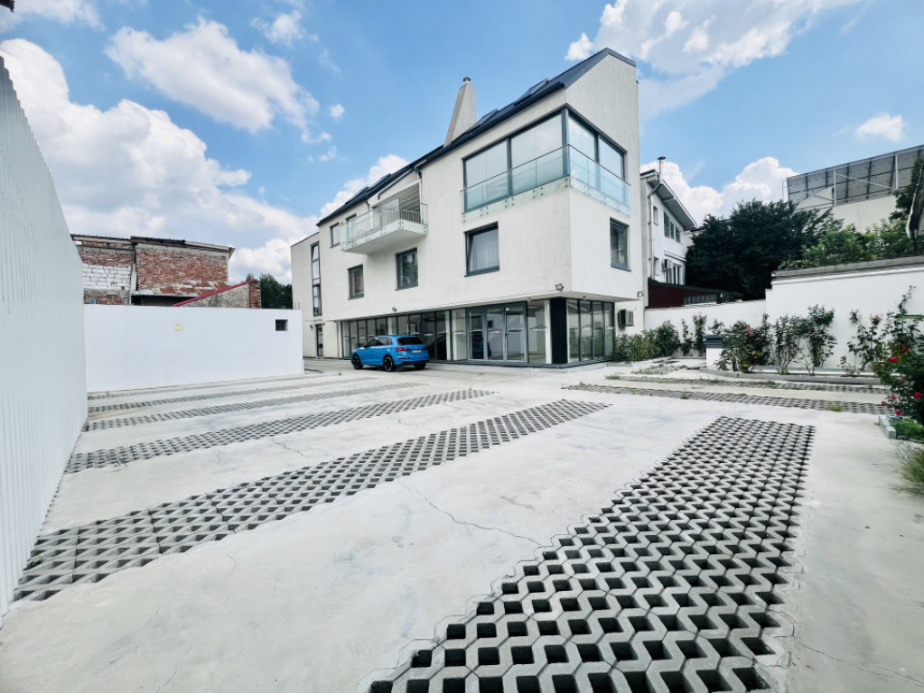 Spațiu comercial central, cu curte proprie și parcări sub