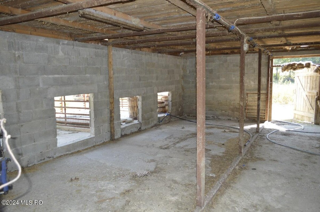 Bogati - Glimbocel, ferma zootehnica - cladiri 397 mp - teren 7490 mp!