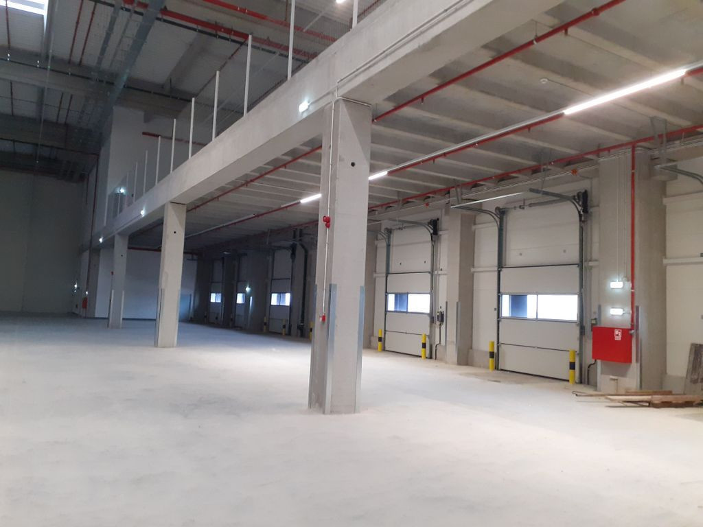 Hale logistice si industriale clasa A, supr 8000 mp la 70...