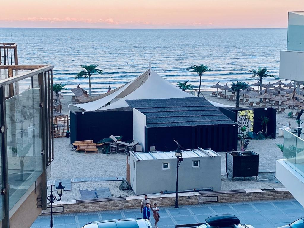 Proprietar Mamaia Sat prima linie la Mare doua studiouri etaj 2 si 3