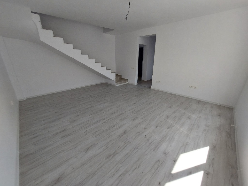 Vila 3 camere+Mansarda - La cheie - Toate utilitatile- Mutare imediata