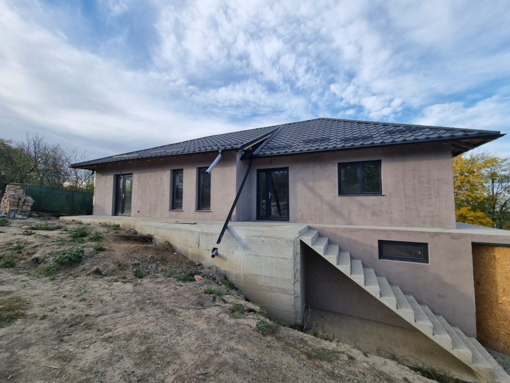 Casa Barati Demisol + 1 etaj, ( garaj, pivniță)