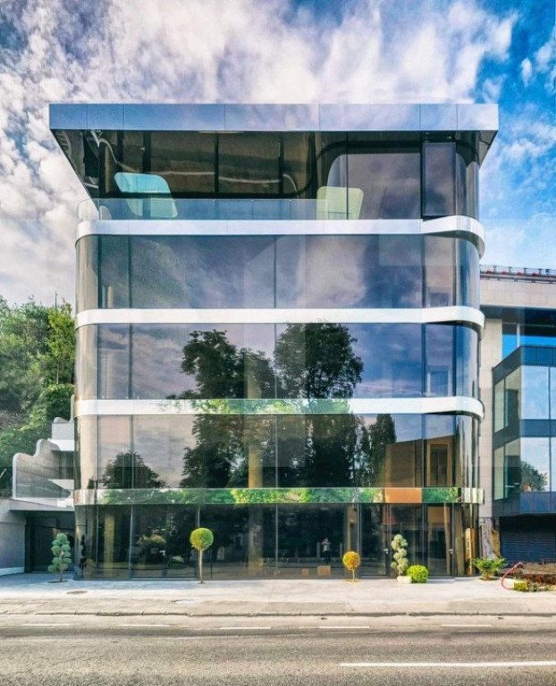 Open space in cladire de birouri moderna