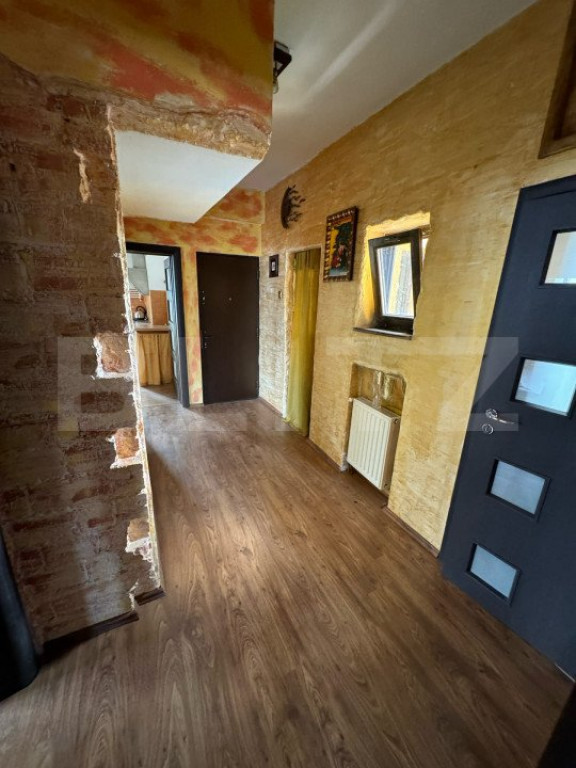 Apartament 3 camere + 1 camera mansarda + boxa, 107 mp, zona