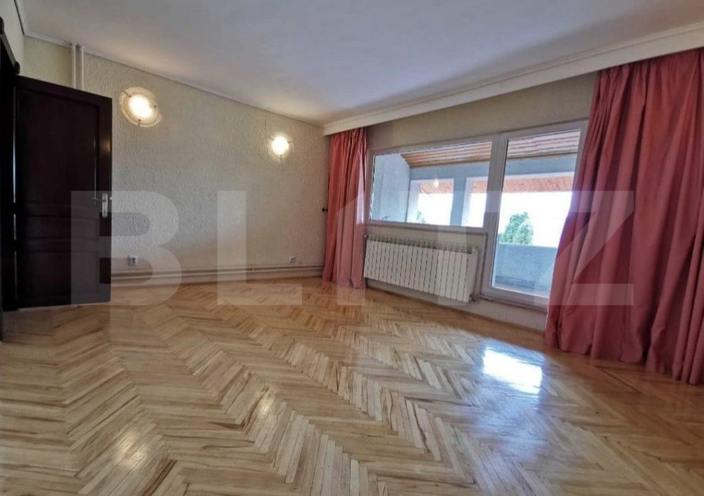 Casa de 280 mp, 3 niveluri, 5 locuri parcare, zona Centrala