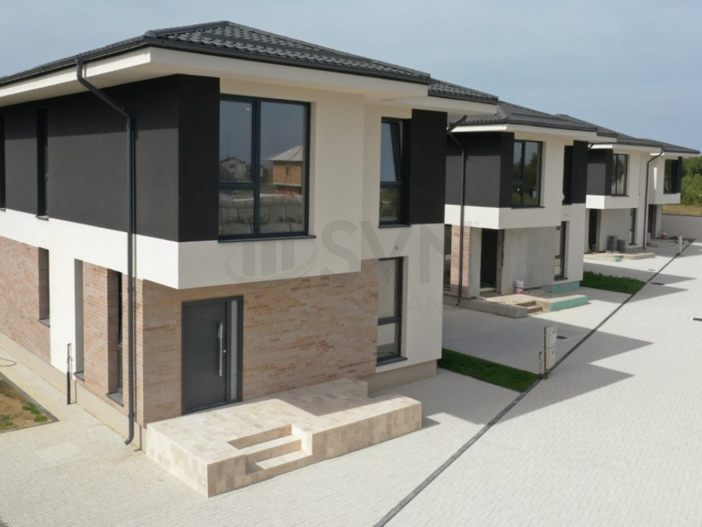 Casa cu 5 camere tip duplex