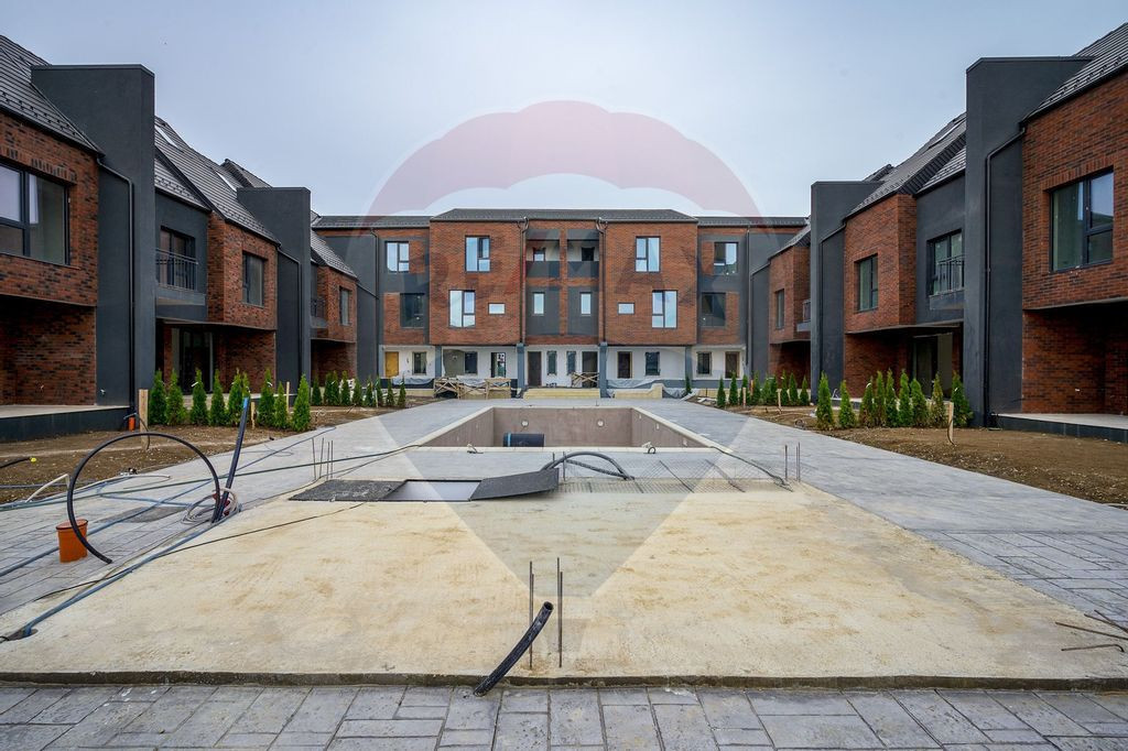 Townhouse 4 camere, piscină încălzită, pompă căldur...