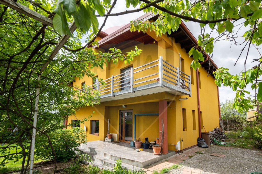 Casă / Vilă cu 5 camere de vânzare Izvorani in apropie...