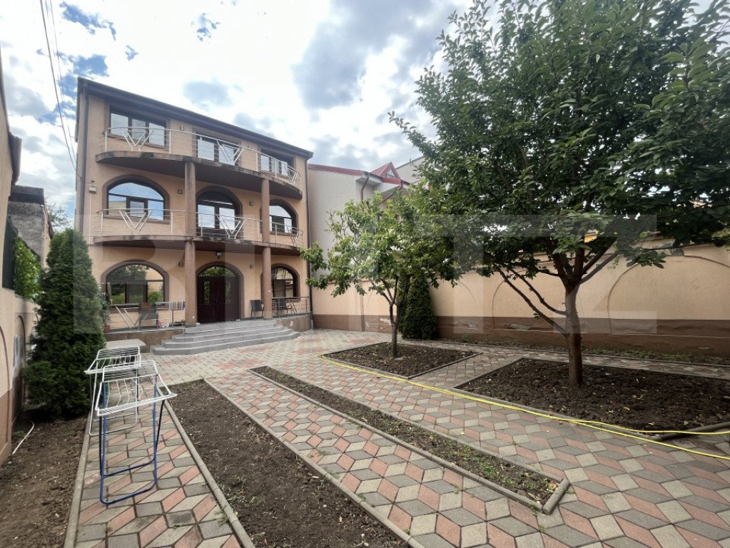 Casa, zona semicentrala, 320 mp