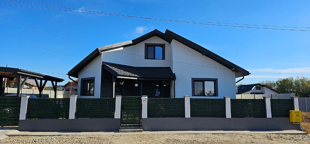 Casa cu 3 camere ,mansarda si gradina frumos amenajata..